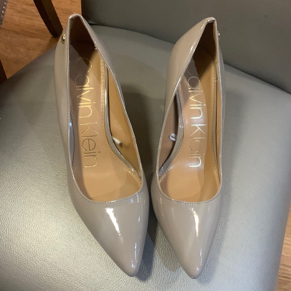 Beige nude patent leather pump